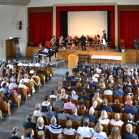 Feierliche Feste in der Aula: eine Abiturentlassungsfeier