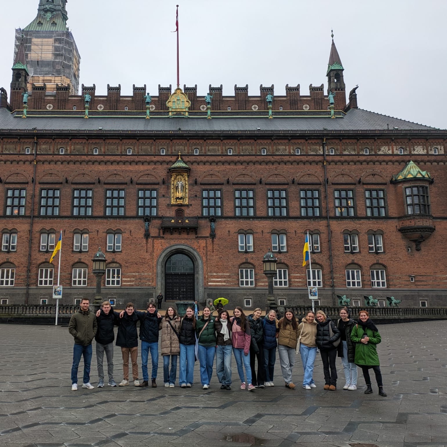 Austausch mit/in Dänemark - Gruppe vor Rathaus
